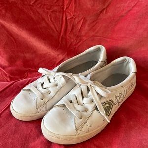 Roxy low cut white leather sneakers, size 10. Preowned in‎ excellent condition.